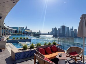 Outdoor pool, pool loungers - PVH - Seven Palm - Studio Beach Access (Dubai)