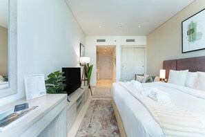 Estudio de lujo, 1 cama King size, vista a la ciudad | Caja de seguridad en la habitación, escritorio y cortinas blackout 