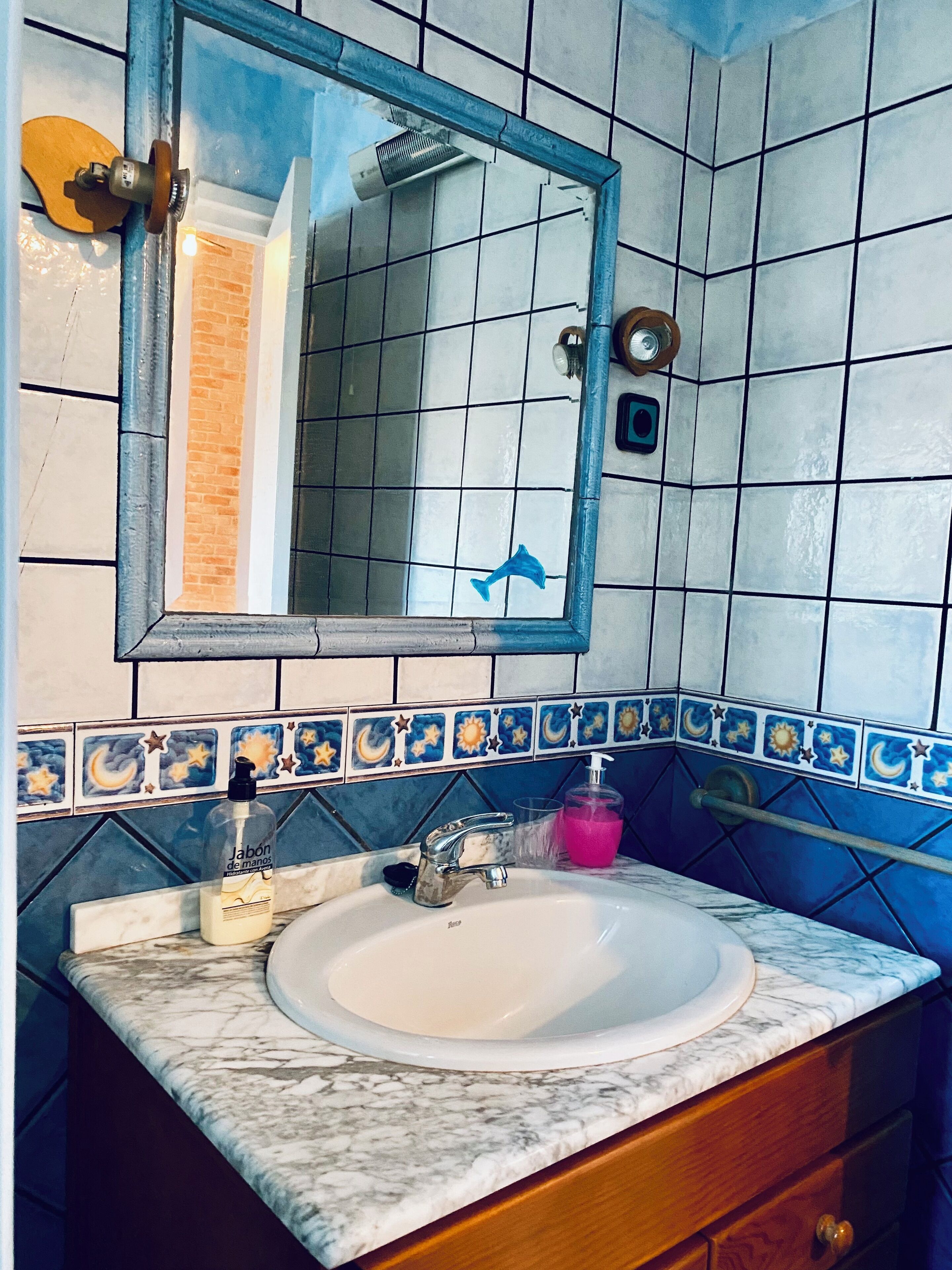 Een douche, een haardroger, een bidet, handdoeken