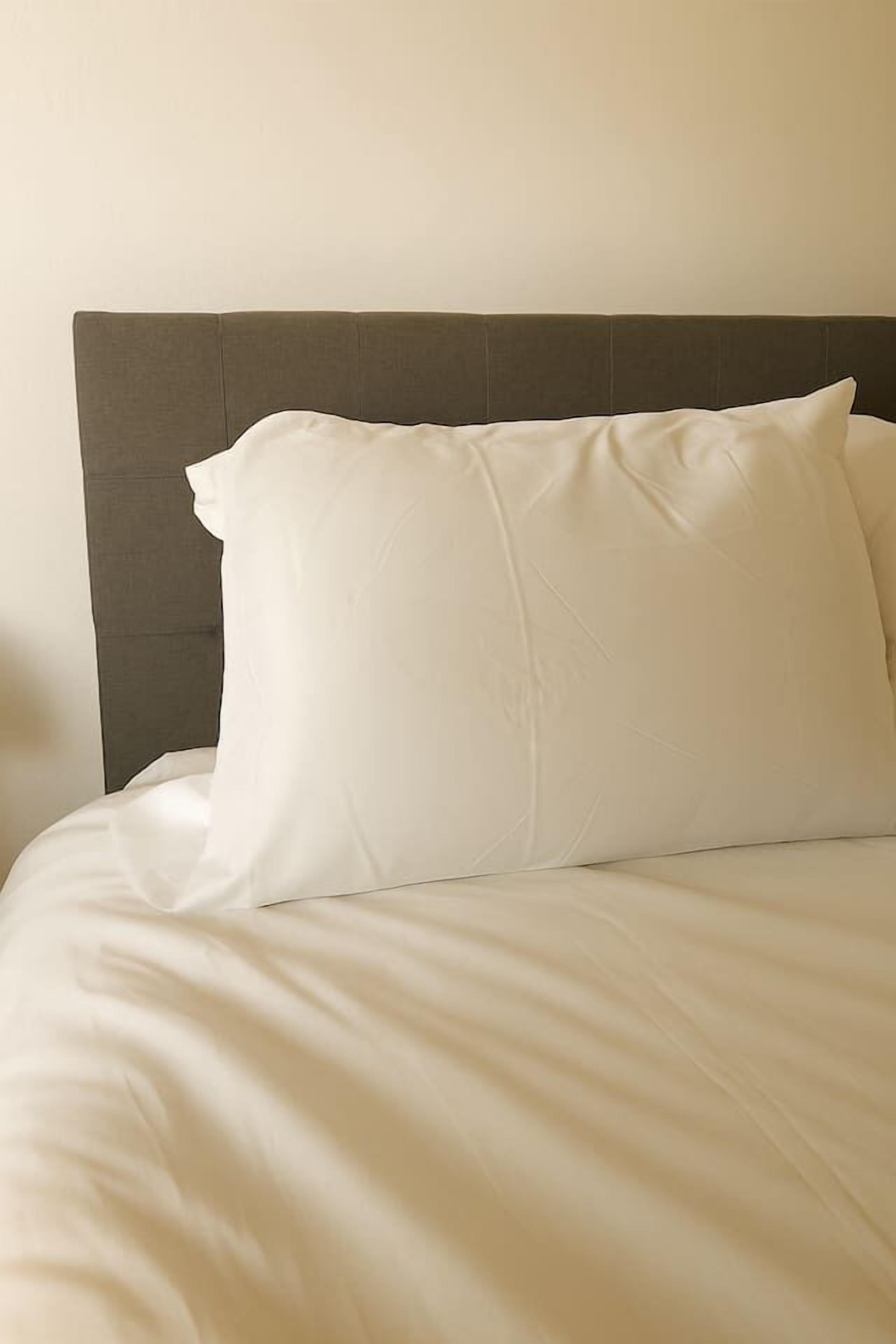 Desk, iron/ironing board, WiFi, bed sheets