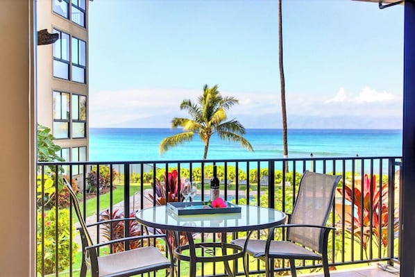 Outdoor dining - Studio with a million dollar view (Lahaina)