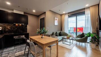 Departamento Deluxe, 1 habitación, balcón, vista al río | Área de sala de estar | Televisión de pantalla plana de 49 pulgadas con canales por cable