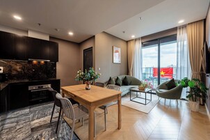 Deluxe Apartment, 1 Bedroom, Balcony, River View | Ruang tamu | 49 inci televisyen skrin rata dengan kabel, filem berbayar 