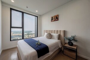 Deluxe Apartment, 2 Bedrooms, Balcony, River View | Peralatan tempat tidur premium, katil Select Comfort, bar mini 