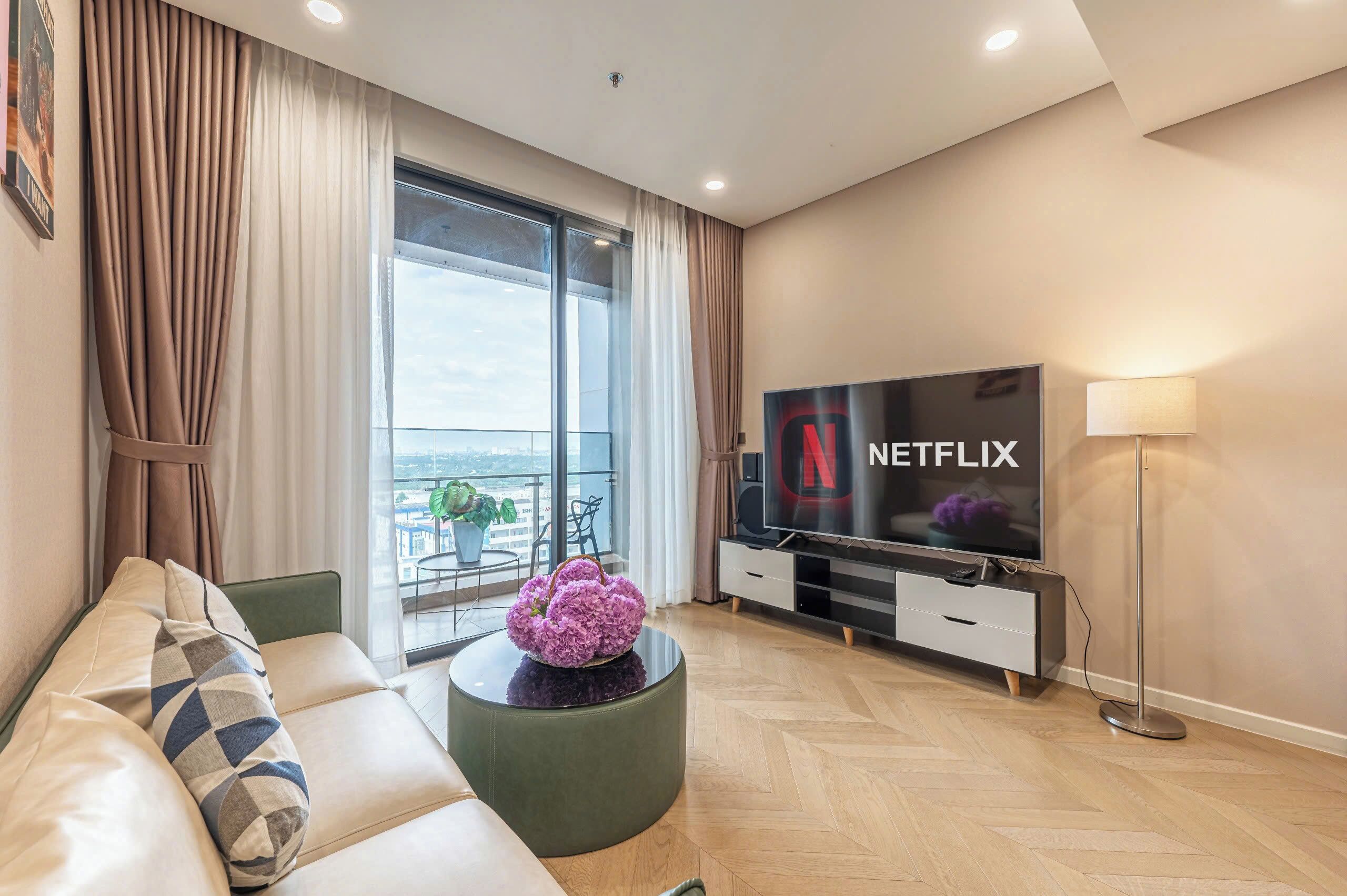 Deluxe-huoneisto, 3 makuuhuonetta | Oleskelualue | 49–tuumainen taulutelevisio, jossa kaapelikanavat