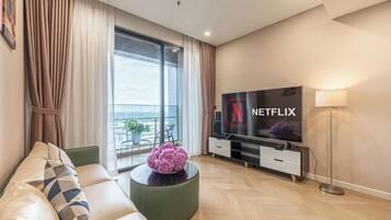 Deluxe-huoneisto, 3 makuuhuonetta | Oleskelualue | 49–tuumainen taulutelevisio, jossa kaapelikanavat