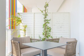 Outdoor dining - Modern, tastefully furnished hotel room of approximately 28 square meters, featuring a double bed and a single bed, a bathroom with a bathtub or shower, and a large balcony furnished with a table and chairs.Use of the pool and gymUnlimited access to the  (Olbia)