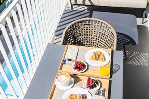 Luokittelematon kuva, 5 kautta 17, painike