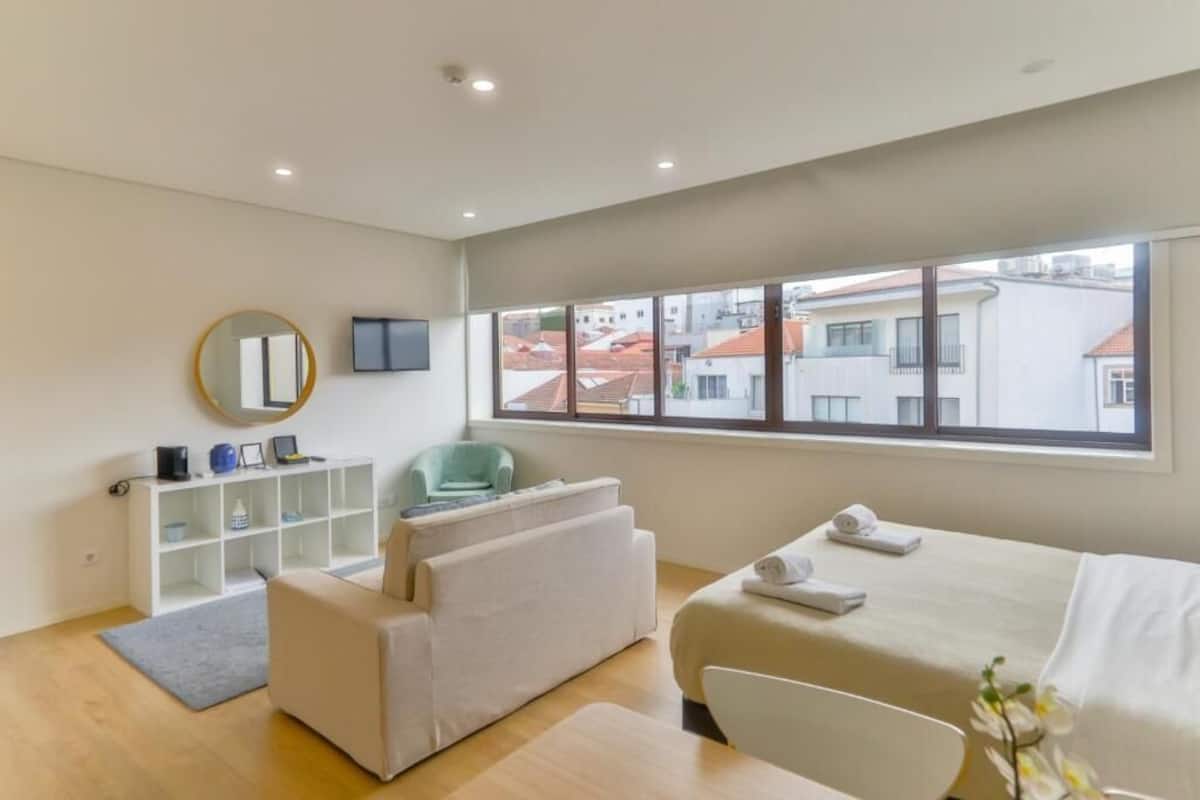 Monolocale Deluxe | Copriletto in piuma, Wi-Fi gratuito, lenzuola