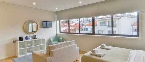 Studio – deluxe | Dundyner, wi-fi (inkludert) og sengetøy