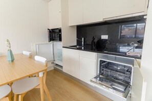 Frigorifero, microonde, piano cottura, lavastoviglie