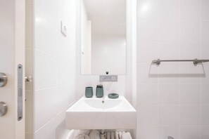 Ducha, artículos de higiene personal gratuitos y secador de pelo