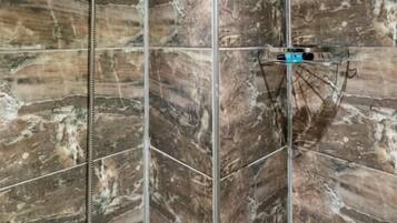 Phòng 4 dành cho gia đình | Phòng tắm | Dép đi trong nhà