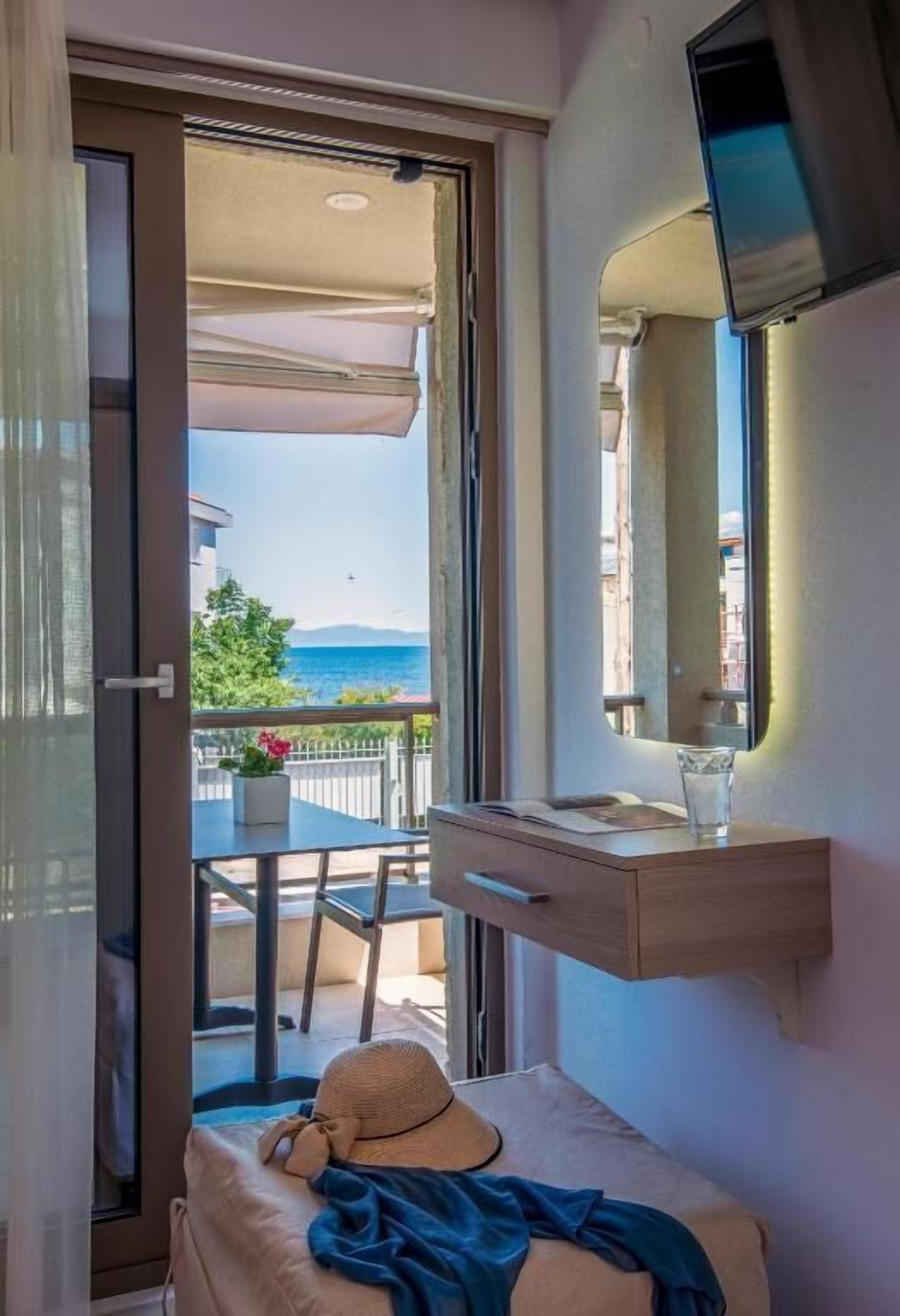 Deluxe Studio, Balcony, Partial Sea View | Interior
