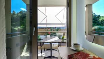 Deluxe Studio, Balcony, Garden View | Dining