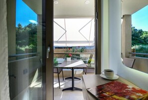 Deluxe studio, balkon, uitzicht op tuin | Dineren