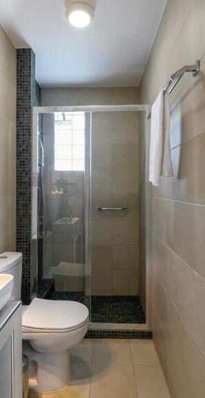 Deluxe-studiolejlighed - balkon - delvis havudsigt | Badeværelse | Bruser, hårtørrer, håndklæder, Sæbe