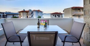 Deluxe loft, balkon, uitzicht op zee | Buiten dineren