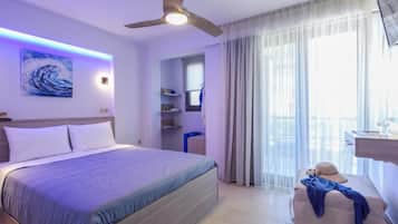 Monolocale Deluxe, balcone, vista mare parziale | Minibar, una cassaforte in camera, tende oscuranti, insonorizzazione