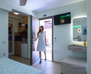 Estudio Deluxe, balcón, vista parcial al mar | Minibar, caja de seguridad en la habitación y cortinas blackout 