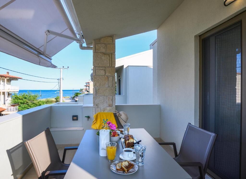 Deluxe-loftsværelse - balkon - havudsigt | Udendørs spisemuligheder