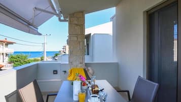 Deluxe-loftsværelse - balkon - havudsigt | Udendørs spisemuligheder