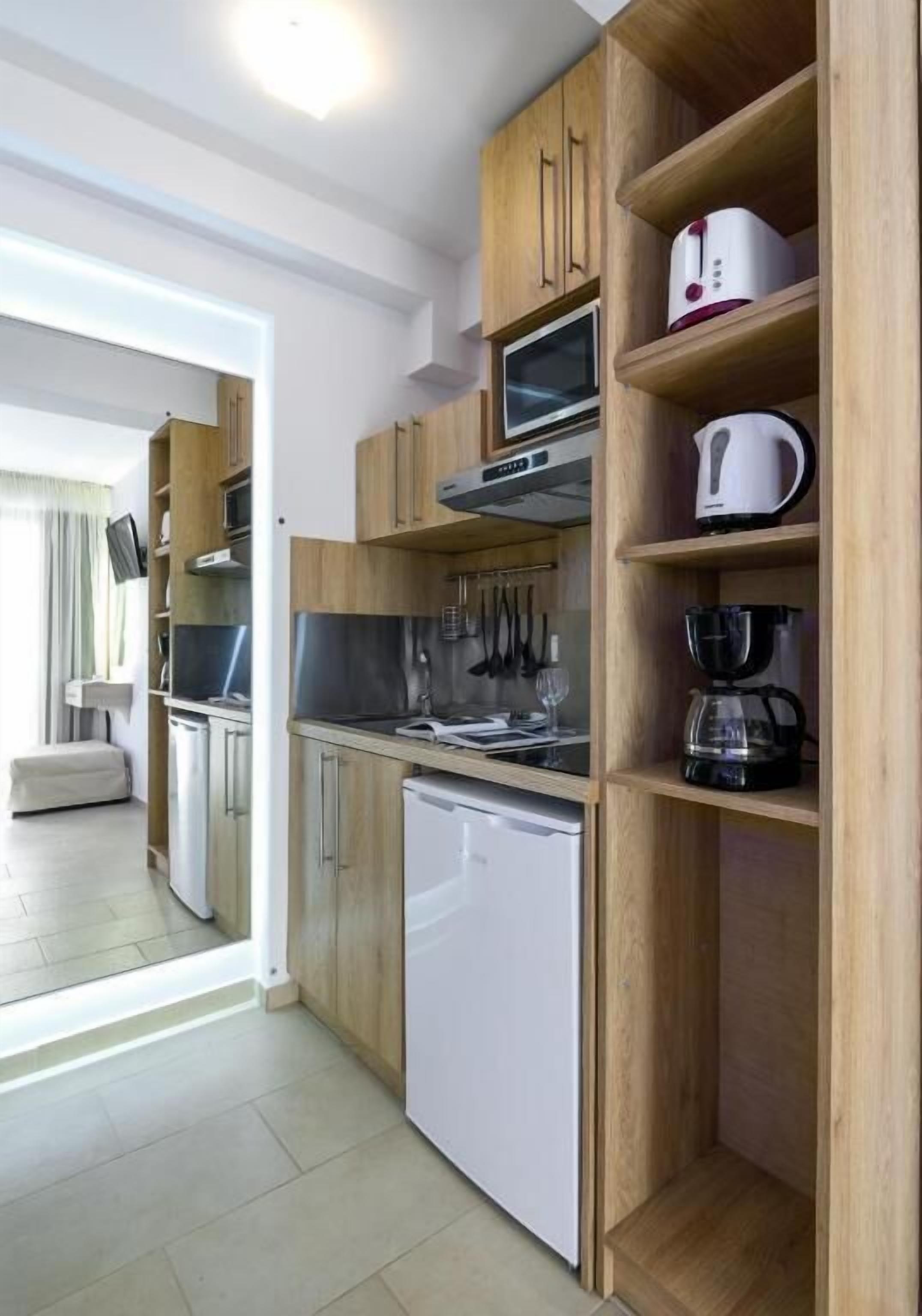 Deluxe Studio, Balcony, Garden View | Private kitchen | Mini-fridge, microwave, stovetop, cookware/dishes/utensils