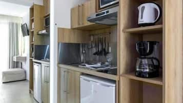 Deluxe Studio, Balcony, Garden View | Private kitchen | Mini-fridge, microwave, stovetop, cookware/dishes/utensils