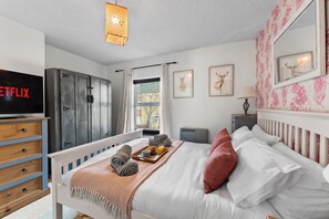 Iron/ironing board, Internet, bed sheets