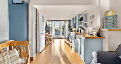 Abbey House: Character filled 1 bedroom with terraced balcony: sleeps 4