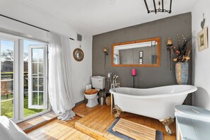 Hair dryer, towels, soap, toilet paper - Abbey House: Character filled 1 bedroom with terraced balcony: sleeps 4 (Bury St Edmunds)