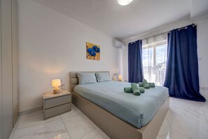 Desk, iron/ironing board, travel cot, WiFi - Central, fully equipped 1BR Apt in St. Julian`s (St. Julian`s)