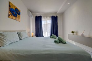 Desk, iron/ironing board, travel cot, WiFi - Central, fully equipped 1BR Apt in St. Julian`s (St. Julian`s)