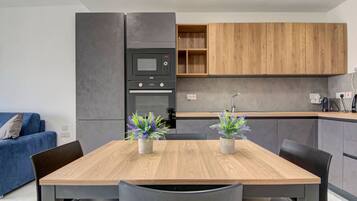 Coffee/tea maker, fridge, microwave, oven