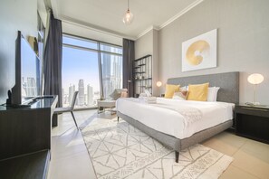 Luxury Apartment, 3 Bedrooms, Balcony, City View | Meja, ruang kerja komputer riba, seterika/papan seterika, Wi-fi percuma 