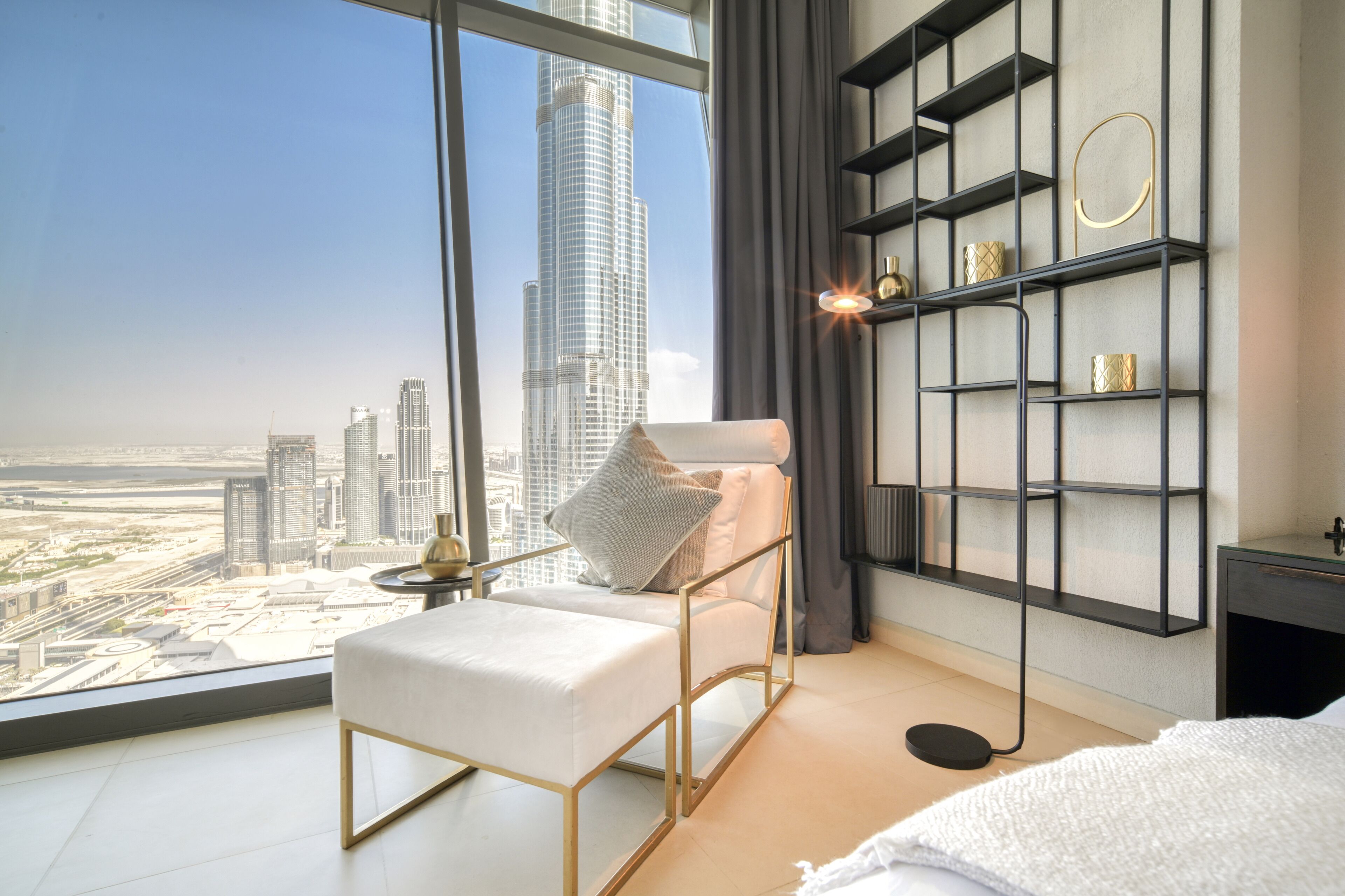 Luxe appartement, 3 slaapkamers, balkon, uitzicht op de stad | Een bureau, een laptopwerkplek, een strijkplank/strijkijzer, gratis wifi