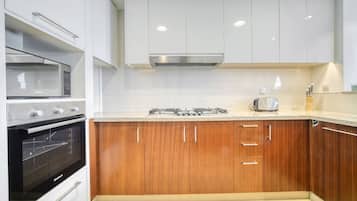 Luxury Apartment, 3 Bedrooms, Balcony, City View | Private kitchen | Fridge, microwave, oven, stovetop