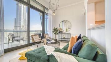 Departamento de lujo, 3 habitaciones, balcón, vista a la ciudad | Área de sala de estar