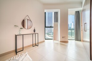 Departamento Deluxe, 2 habitaciones, balcón, vista a la ciudad | Escritorio y espacio para trabajar con laptop 