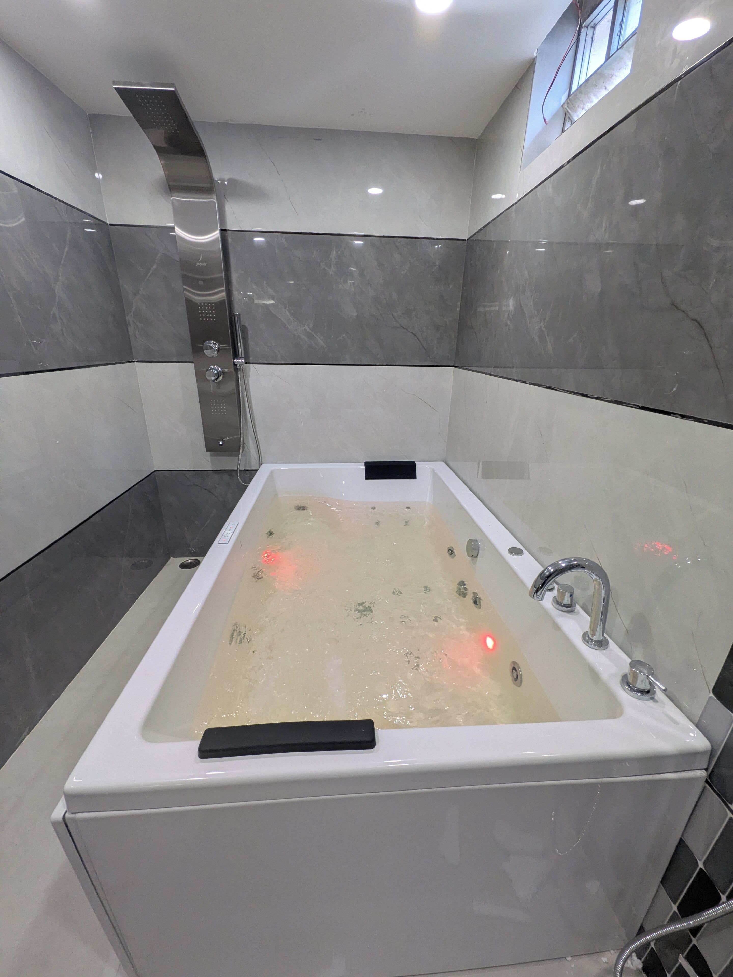 Luxury Room | Bathroom | Separate bathtub and shower, jetted bath, rainfall showerhead