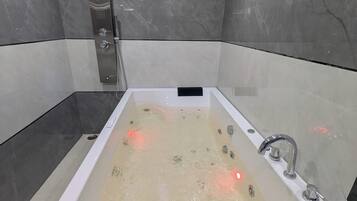 Luxury Room | Bathroom | Separate bathtub and shower, jetted bath, rainfall showerhead