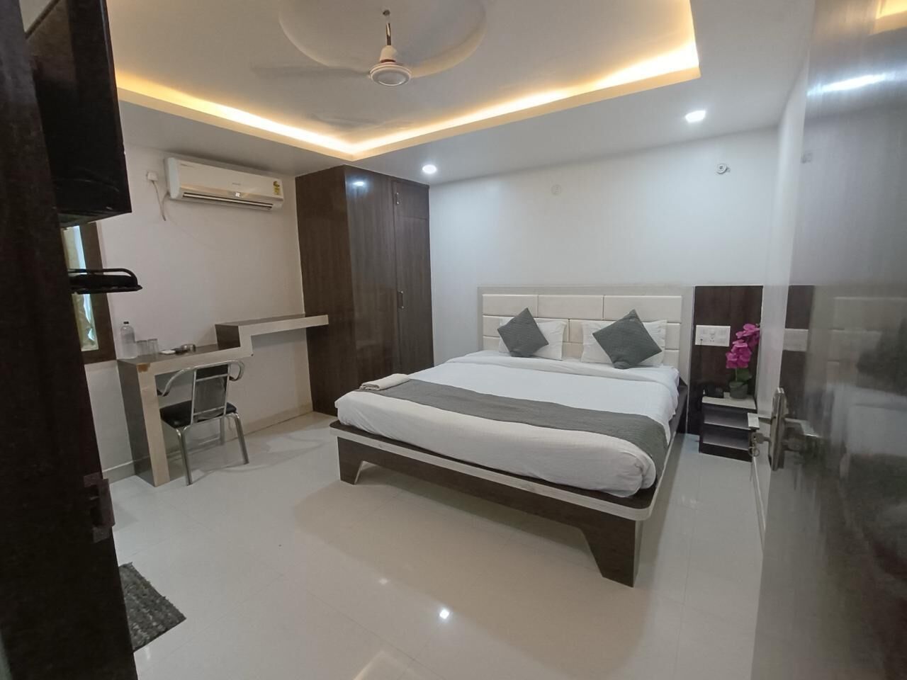 Habitación estándar con 1 cama matrimonial o 2 individuales | Tabla de planchar con plancha y wifi gratis 