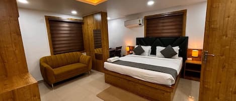 Executive Room | Down comforters, iron/ironing board, free WiFi