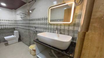 Dusj, toalettartikler (inkludert), hårføner og tøfler