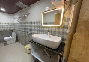 Regadera, amenidades de baño gratuitas, secadora de cabello, pantuflas 