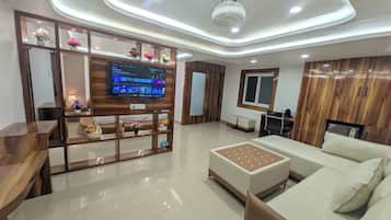 Luxury Room | Down duvets, iron/ironing board, free WiFi