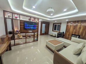 Luxury Room | Down comforters, iron/ironing board, free WiFi