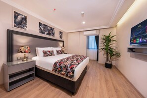 In-room safe, desk, blackout drapes, soundproofing - Bond Hotel İstanbul (İstanbul)