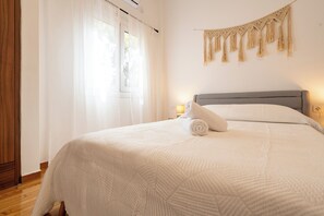 Tabla de planchar con plancha, wifi y ropa de cama 
