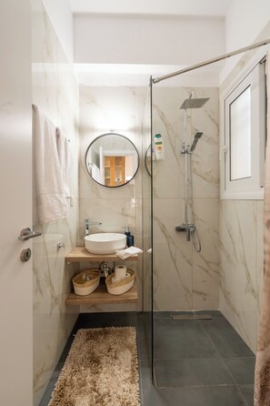 Shower, hair dryer, towels, soap - Miss H Haven (Athina)